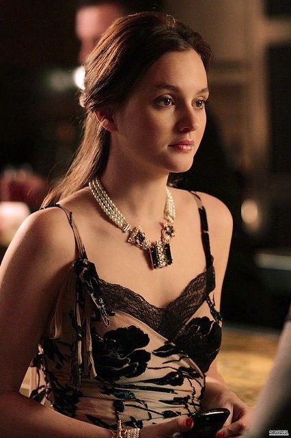 blair waldorf > necklace & dress > pearls and laces, dark & gold > long hairstyle Gossip Girl Jewelry, Gossip Girl Season 4, Gossip Girl Season 1, Vanessa Abrams, Mode Gossip Girl, Estilo Blair Waldorf, Estilo Gossip Girl, Blair Waldorf Outfits, Blair Waldorf Gossip Girl