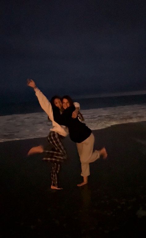 Beach Besties, Friend Aesthetic, Photos Bff, Love Or Hate, Beach Pictures Friends, Beach Night, Beach Friends, Best Friends Aesthetic, Best Friend Photos