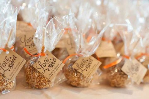 Caramel Apple Wedding, Chocolate Apple Pops, Apple Wedding Favors, Diy Caramel, Fall Themed Wedding, Food Wedding Favors, Gourmet Caramel Apples, Apple Wedding, Wedding Favor Gift Tags