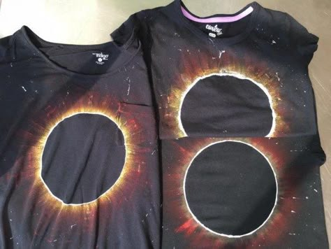 It’s not too late to make a DIY Solar Eclipse T-shirt. What Solar Eclipse? the one that is all over the internet in a mammoth amount of hype. This Solar Eclipse t-shirt tutorial is so easy yo… Easy Bleach Shirt Ideas, Bleach Tshirt Diy Tutorials, Bleach Patterns, Eclipse Tie Dye Diy, Diy T Shirt Ideas Paint, Bleach Eclipse Shirt, Diy Eclipse Tshirt, Bleach T Shirt, T Shirt Bleaching Ideas