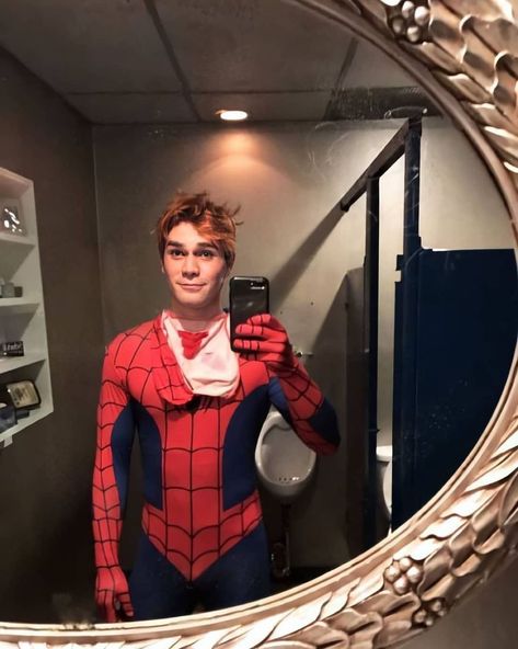 Aj Kapa, Archie Andrews Riverdale, Kj Apa, Riverdale Funny, Riverdale Memes, Archie Andrews, Riverdale Cast, Cole Sprouse, Couple Halloween Costumes