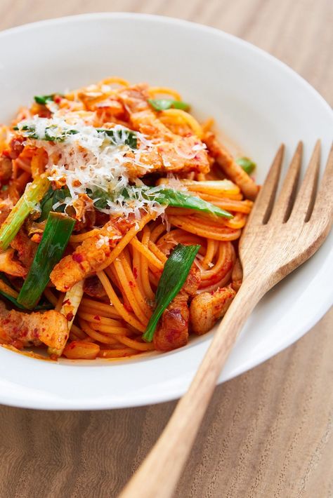 This vibrant spicy Kimchi Pasta is made with just a handful of ingredients and comes together in the time it takes to boil pasta. Kimchi Pasta Recipe, Kimchi Pasta, Kimchee Recipe, Vegetarian Kimchi, Kimchi Bokkeumbap, Spicy Kimchi, Pork Pasta, Mediterranean Pasta, Spaghetti Dinner