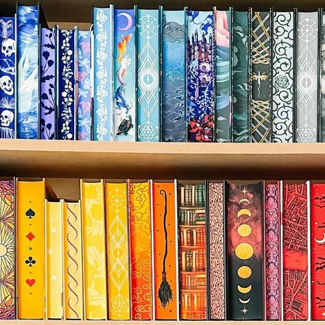 Steph • Reader• Stencilled Edges • Bookblogger on Instagram: "Which one is your favourite? Be rude not to showcase these wouldn’t it 💜 #bookshelvesofinstagram #bookshelf #sundayshelfie #stencillededges #fairyloot #illumicrate #bookhygge #hyggebookstyle" Stenciled Edges Books, Book Edge Painting Ideas, Fore Edge Painting Books, Book Sprayed Edges, Painted Edges Book, Painted Book Edges, Paint Books, Book Rebinding, Book Binding Design