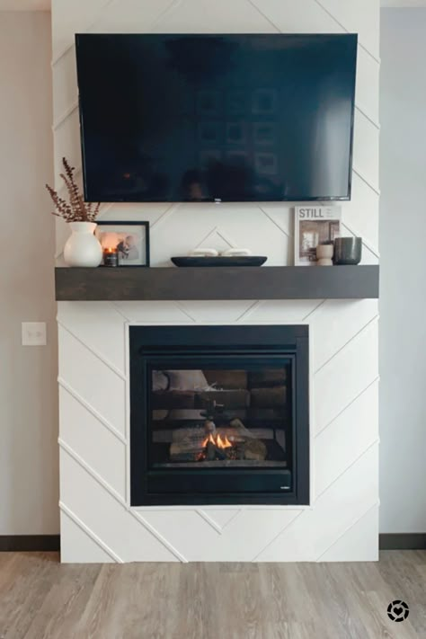 Decorate Mantle Fireplace With Tv, Fireplace Under Tv Decor, Tv Mantle Decorating Ideas, Tv Mantel Decor, Modern Mantle Decorating Ideas With Tv, How To Decorate Mantle With Tv Above It, Mantle Styling With Tv, Mantel Decorating Ideas With Tv Everyday, Fireplace With Tv Above Decor