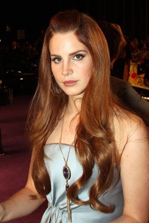 Rey Hair, Lana Del Rey Hair, Auburn Hair, Pompadour, Hair Envy, Hairstyles For School, Maquillaje De Ojos, Lana Del Rey, Her Hair