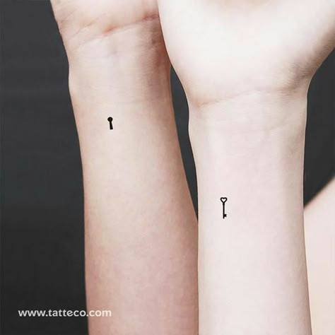 Key And Keyhole, Small Key Tattoos, Small Sister Tattoos, Tattoos Love, Tattoos Matching, Small Couple Tattoos, Cute Couple Tattoos, Petit Tattoo, Key Tattoos