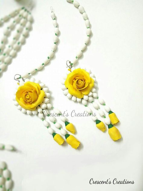 Holud Jewellery, Haldi Jewellery, Flower Jewellery For Haldi, Flower Jewellery For Mehndi, Fresh Flower Jewelry, Yellow Outfits, Flower Jewelry Designs, Wedding Flower Jewelry, Jewelry Flowers