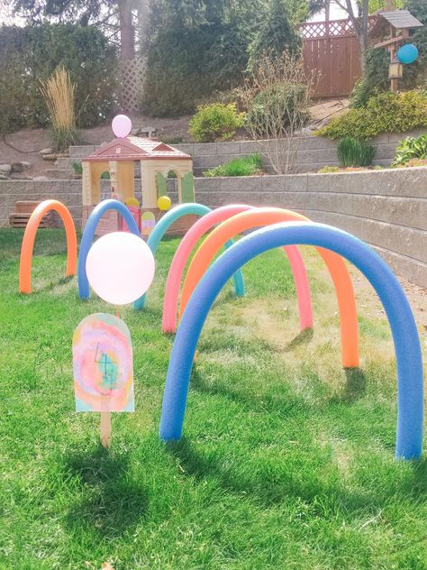 Rainbow Outdoor Activities, Kids Backyard Party Ideas, Kids Birthday Activities Outdoor, Kids Birthday Entertainment Ideas, Outside Kid Games, Obstacle Course For Preschoolers, Toddler Birthday Activities, Kids Birthday Picnic, Kids Backyard Birthday Party