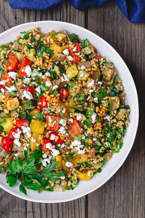 This roasted vegetable barley recipe is chockful of flavor, texture and goodness! Bonus, you can make this ahead as part of your meal-prep! Galette Des Rois Recipe, Barley Recipes, Easy Roasted Vegetables, Barley Recipe, Barley Salad, The Mediterranean Dish, Easy Mediterranean Diet, Easy Mediterranean Diet Recipes, Mediterranean Meals