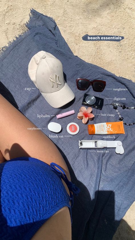 Aesthetic Beach Essentials, How To Look Good At The Beach, Beach Activities For Adults, Beach Essentials Aesthetic, What To Bring To The Beach, What To Pack For The Beach, Beach Trip Essentials, Pool Bag Essentials, Pool Day Essentials