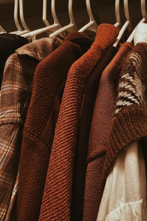 Sweater Season Aesthetic, Aesthetic Fall Sweaters, Autumn Spooky Aesthetic, Cozy Autumn Aesthetic Clothes, Brown Sweater Aesthetic, Autumn Sweaters Aesthetic, Cosy Academia, Soft Fall Aesthetic, Fall Sweaters Aesthetic