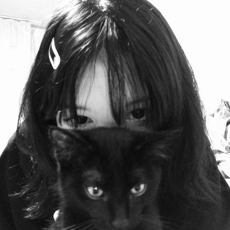 Black Cat Aesthetic, Y2k Profile Picture, Emo Pfp, Aesthetic Japan, Foto Ideas Instagram, Aesthetic Images, Cute Poses, Cute Selfie Ideas, Pretty Selfies