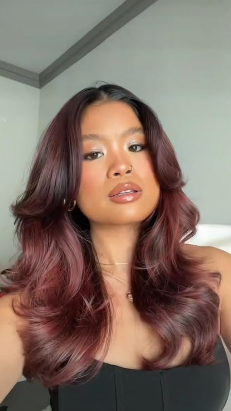 Cherry Balayage Hair, Black Cherry Balayage, Red Hair Tan Skin, Red Hair On Brown Skin, Fall Hair Ideas For Brunettes, Selena Gomez Aesthetic, Aesthetic Frases, Hair Ideas For Brunettes, Red Balayage Hair