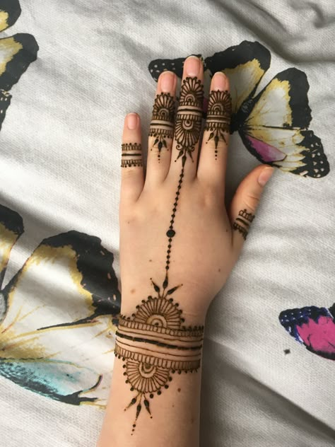 Small Henna Designs, Henna Flower Designs, Mehndi Designs Bridal Hands, Mehndi Designs For Kids, Beginner Henna Designs, Simple Mehndi Designs Fingers, Full Mehndi Designs, Mehndi Designs Front Hand, Circle Mehndi Designs