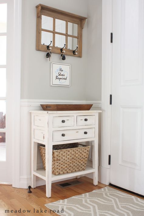 Small entry table with mirror and key hooks above. www.meadowlakeroad.com Foyer Mirrors, Small Entry Tables, Ideas Entryway, Small Foyer, Small House Decorating, Small Entryways, Foyer Table, Small Apartment Decorating, Small Entryway