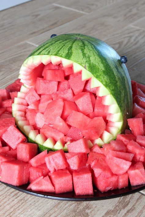 Shark Appetizers, Watermelon Display Ideas, Sage Birthday, Watermelon Shark, Shark Week Party, Pool Party Food, Pool Party Games, Summertime Snacks, Birthday 10