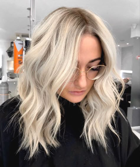 Short Platinum Blonde Hair With Shadow Root, Root Smudge Bleach Blonde, All Blonde With Shadow Root, Light Shadow Root Blonde, All Over Blonde Shadow Root, Cool Rooted Blonde, Creamy Blonde Hair With Shadow Root, Blonde Hair With Roots Shadow, Shadow Root Bleach Blonde