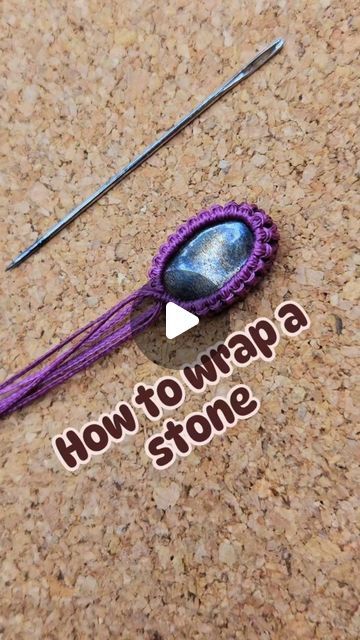 How To Wrap A Stone Macrame, Macrame Around A Stone, Macrame Diy Jewelry, Macrame Jewelry Holder Tutorial, Macrame Necklace Stone Tutorials, Macrame Cabochon Tutorial, Wire Macrame Jewelry, Micromacrame Tutorial Free, Gemstone Macrame Tutorial