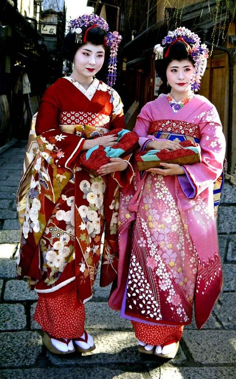 Geisha 2 Traditional Geisha, Japan March, Japanese Traditional Clothing, Traditional Japanese Kimono, Geisha Art, Japan Photography, Japanese Art Prints, Japanese Geisha, Japan Culture