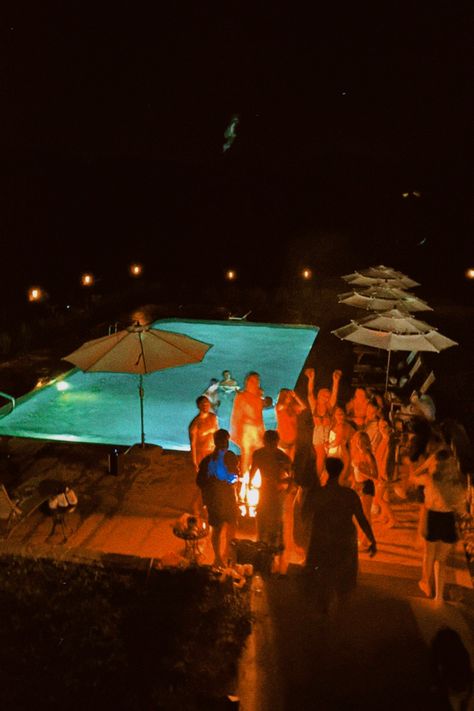 pool party teenagers college nighttime friends film aesthetic Teenage Pool Party Aesthetic, Beach House Party Aesthetic, Kickback Aesthetic, Island Party Aesthetic, Nighttime Pool Party, Teenage Pool Party, Pool Party Aesthetic, College House Party, House Pool Party