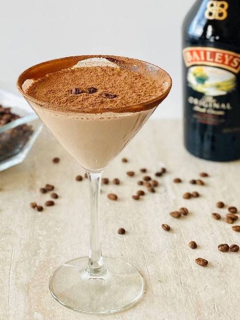 Espresso Martini with Baileys - Aubrey's Kitchen Espresso Martini With Baileys, Christmas Holiday Drinks, Creamy Espresso Martini, Chocolate Martini Recipe, Baileys Drinks, Martini Recipes Vodka, White Chocolate Liqueur, Espresso Martini Recipe, Baileys Recipes