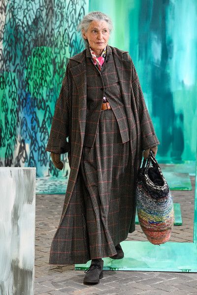 Linda V Wright, Mantel Outfit, Daniela Gregis, Mode Boho, Granny Chic, Quirky Fashion, Advanced Style, Ageless Style, Wool Clothing