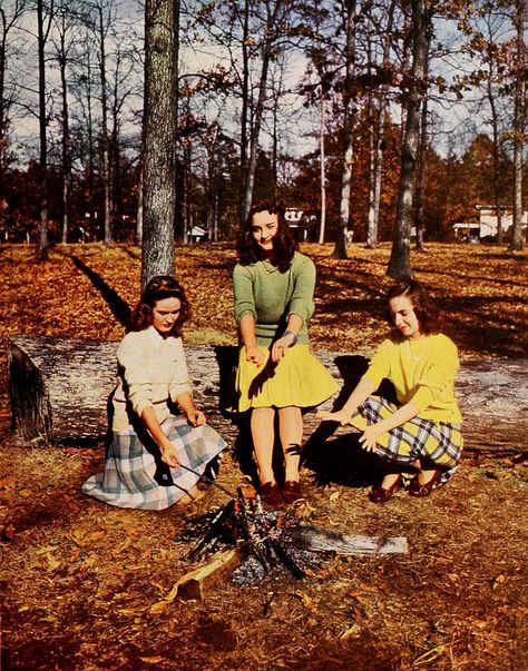 Queens College Students, 1943 1940s Womens Fashion, Queens College, 1940s Fashion Women, 1940s Woman, 40s Fashion, Womens Fashion Inspiration, Fall Is Here, Vintage Fall, 1940s Fashion