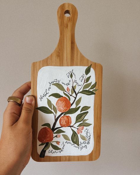 🍑 🍃 Painted Things To Sell, Painted Wooden Trays Ideas, Charcuterie Board Painting Ideas, Charcuterie Board Painting, Wood Tray Painting Ideas, Painted Cheese Board, Wooden Tray Painting Ideas, Painted Charcuterie Board, Cheese Board Diy