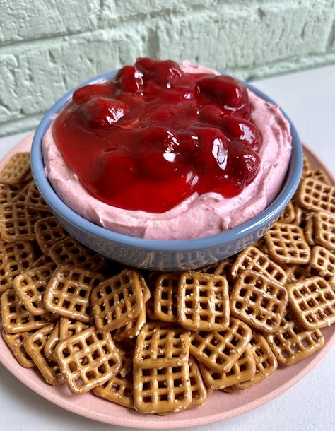 Strawberry Pretzel Salad Dip, Strawberry Pretzel Dip, Pretzel Salad Dip, Strawberry Fruit Dip, Pretzel Dip Recipes, Strawberry Pretzel Jello Salad, Pretzel Jello, Salad Dip, Strawberry Pretzel Dessert