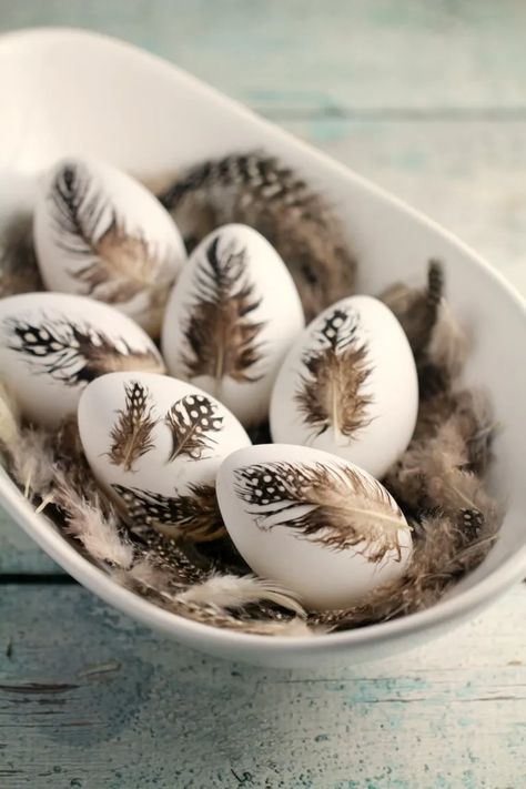 These DIY Feather Easter Eggs are a simple but elegant way to decorate Easter eggs! Diy – Velikonoce, Diy Osterschmuck, Rustic Easter Decor, Easter Egg Designs, Easter Inspiration, Easter Eggs Diy, Feather Crafts, Egg Crafts, Coloring Easter Eggs