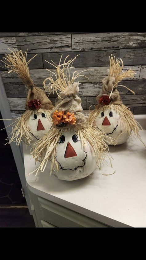 Stackable Pumpkins, Autumn Home Decorations, Gourd Painting, Fall Decor Signs, Primitive Halloween Decor, Amazing Craft Ideas, Scarecrow Crafts, Halloween Front Porch Decor, Halloween Pumpkin Designs