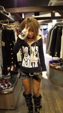 Gyaruo Outfits, Tsuyome Gyaru Fashion, Gyaru Fashion 90s, Emo Fashion 2000s, Rock Gyaru, Gyaru Outfit Ideas, Gyaru Fits, J Fashion Harajuku, Goth Gyaru