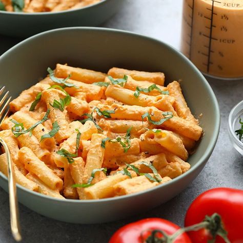 Vegan Creamy Tomato Basil Pasta (Only 8 Ingredients) - Fit Foodie Finds Cashew Pasta, Cleansing Recipes, Pasti Fit, Vegetarian Eating, Menu Sarapan Sehat, Resep Pasta, Fit Foodie Finds, Pastas Recipes, Breakfast Low Carb