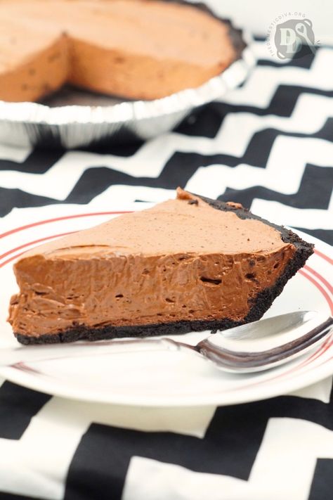 5 Minute No Bake Chocolate Cheesecake Recipe with Oreo Crust No Bake Chocolate Pie Recipe, Oreo Pie Recipe, Chocolate Cheesecake Recipe, No Bake Chocolate Cheesecake, Baking Recipes Pie, Oreo Pie, Dessert Pie Recipes, Fast Desserts, Dessert Pie