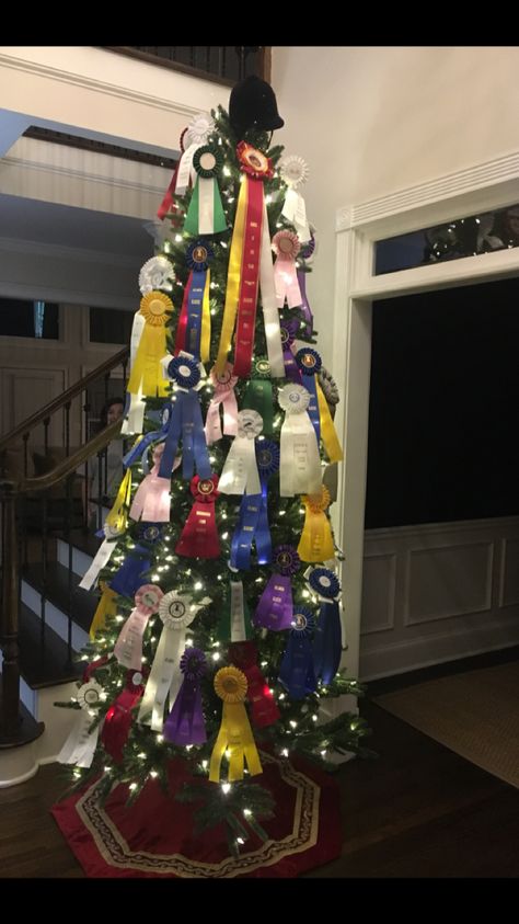 Horse Show Ribbon Christmas Tree with Vintage Riding Helmet as Topper Equestrian Christmas Tree, Diy Rustic Christmas, Equestrian Christmas, Horse Show Ribbons, Ribbon Christmas Tree, Barn Christmas, Barn Party, Ribbon Christmas, Horse Show