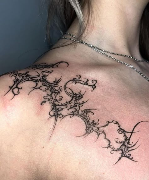 Clavicle Tattoo Design, Centre Chest Tattoo, Cybersigilism Shoulder Tattoo, Shoulder Back Tattoo, Cybersigilism Tattoo, Dynamic Tattoo, Best Tattoo Ever, Funky Tattoos, Sigil Tattoo