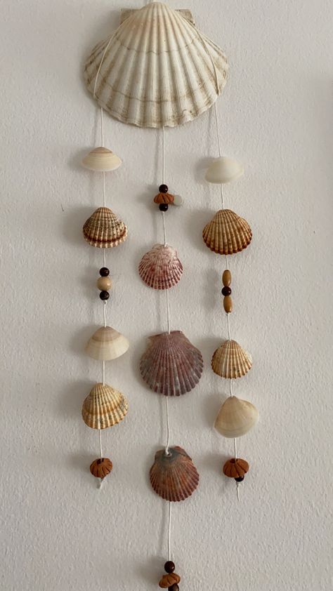 Hanging Shells Diy, Large Seashell Crafts, Seashell Dreamcatcher, Hanging Shells, Shell Wall Hanging, Sea Shells Diy, Beach Themed Crafts, Beach Wall Collage, Diy Beach Decor