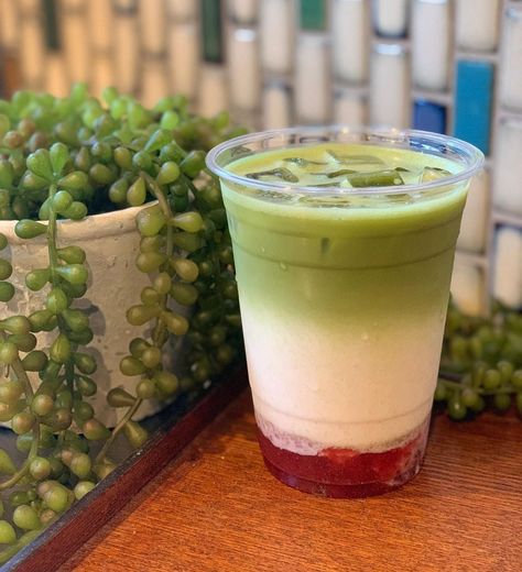 Matcha Strawberry Drink, Strawberry Matcha Latte, Strawberry Latte, Japan Village, Matcha Strawberry, Menu Coffee, Matcha Cafe, Strawberry Matcha, Matcha Milk