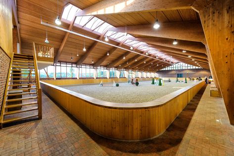 The rail design I want Luxury Horse Stables, Luxury Horse Barns, Horse Stables Design, Dream Barn Stables, Horse Farm Ideas, Horse Barn Ideas Stables, Horse Barn Designs, Horse Arena, Dream Stables