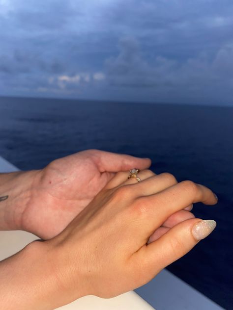 Cruise Ship Engagement Photos, Cruise Proposal Ideas, Cruise Proposal, Boat Proposal, Sailboat Proposal, Island Proposal, Couple Content, Boat Engagement Photos, Proposal Romantic