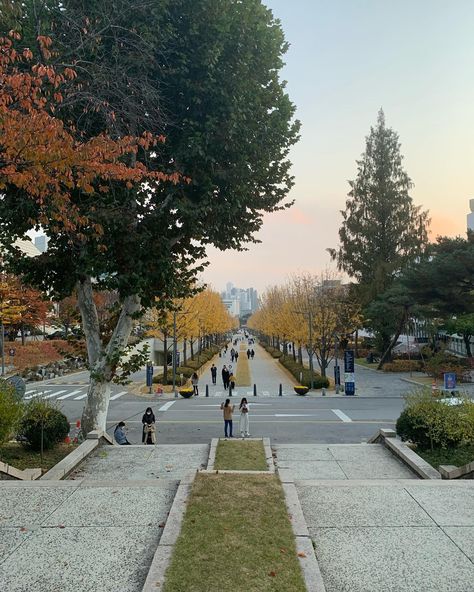 Core memories Pt. 2 Promised to post more photos from when I was living in Korea during college so here you go 🍁🍂 Photo 1: Itaewon Photo 2: Hongdae Photos 3-7: Yonsei University and areas around it Photos 8-9 : Hongdae Photo 10: Han River at sunset (Yongsan side) Which area would you visit from the photos? . . Lifestyle | Travel | aesthetic | minimalism | cozy vibes | Seoul | gaming | Anime | Manga . . #cozy #lifestyle #cozygamingcommunity #lifestyleaccount #roomdecor #cozyroom #trave... Yonsei University Aesthetic, Cozy Lifestyle, Yonsei University, It Photos, Core Memories, Living In Korea, Med School Motivation, Gaming Anime, Han River