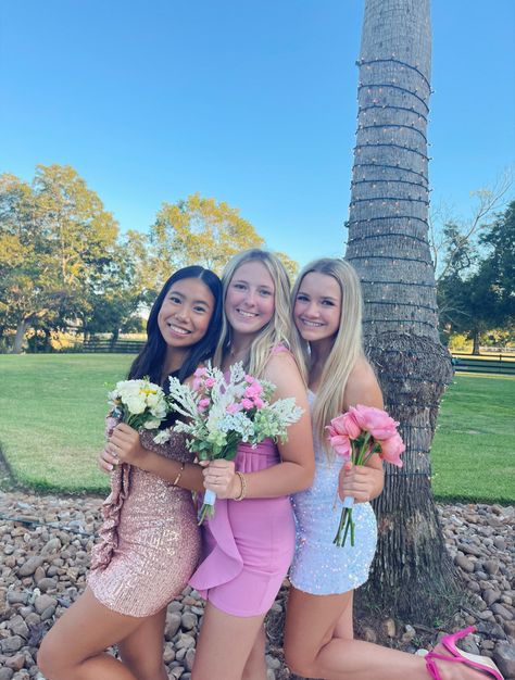 #preppy #vsco #preppyfilter #preppyhoco #hoco #dress #heels #hocodress #pic #pose #friends Hoco Pics With Bouquet, Hoco Pictures With Flowers, Trio Homecoming Poses, Hoco Poses For 3 People, 4 People Hoco Pics, Poses For Homecoming Pictures Best Friends, Hoco Trio Photos, Hoco Poses For 3, Trio Homecoming Pictures