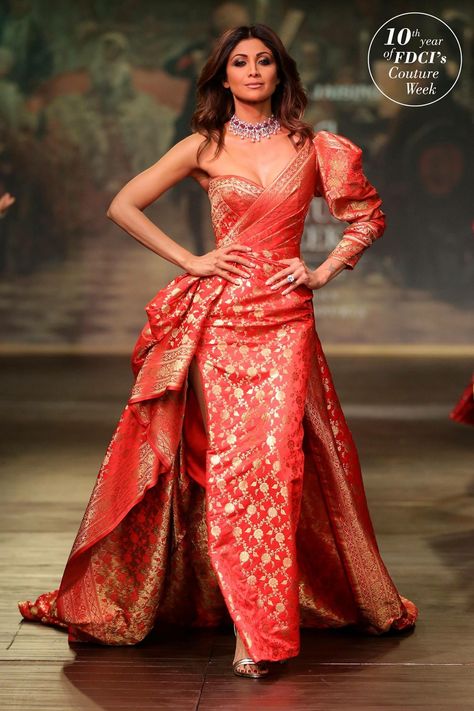 Dresses Fashion Show, Saree Ideas, Recycled Dress, Saree Draping, Bollywood Dress, Saree Style, Draping Fashion, Silk Dresses, Indian Brides