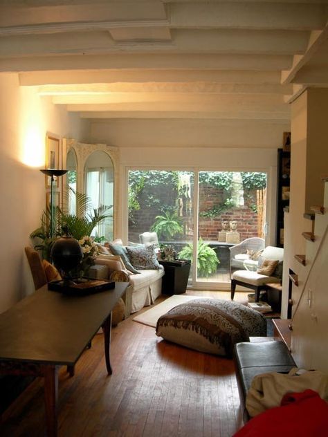 Tiny rowhouse on Pomander Walk in Washington DC. Just 580 sq.ft. (11 ft. wide), w/two bedrooms. "We were especially charmed by her use of the garden as an extension of the house." "[The homeowner] knocked down the back wall and put in glass doors, giving her a bright space where she can to pursue her painting and enjoy a secret garden in the heart of Georgetown." Rowhouse Interiors, Dc Rowhouse, Calm Living Room, Washington Dc Apartment, Dc House, Georgetown Washington Dc, Nyc Living, Small Tiny House, Two Bedroom House