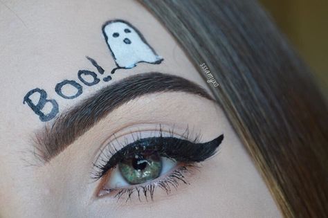 Cute little ghost drawing | IG: @sssamyxo Cute Ghost Makeup Halloween, Simple Ghost Makeup, Easy Ghost Makeup, Ghost Make Up, Fantasias Pro Halloween, Cute Ghost Makeup, Halloween Makeup Ghost, Ghost Makeup Halloween, Ghost Eyeliner