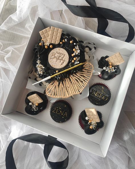 Weekends are for celebrations, and what better way to celebrate than with a mini cake and cupcake set? #sammicakes #minicake #cupcakes #giftset #lunchbox #bento #blackcake #blackandgold #gold #birthday #cakedesign #capetown #giftidea #thornton White And Gold Bento Cake, Black And Gold Bento Cake, Lunch Box Mini Cake, Bento Cake With Cupcakes Set, Bento Cake With Cupcakes, Mini Lunchbox Cakes Design, Bento Cake, Creative Birthday, Creative Birthday Cakes