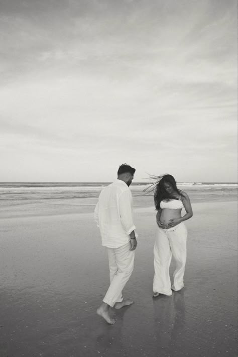 2024 Maternity Shoot, Casual Baby Announcement Photo Ideas, Modern Maternity Shoot Outdoor, Maternity Pictures Beach Couple, Maternity Photography Ocean, Chic Pregnancy Announcement, Pregnant Photoshoot Beach, Candid Maternity Photography, Pregnancy Announcement Photos Beach