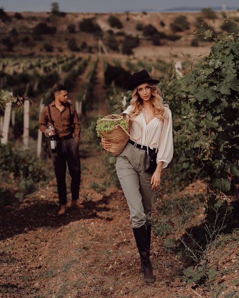 Farm Girl Outfits, Vineyard Outfit, Farm Fashion, Wineries Outfit, Farm Clothes, Pre Wedding Poses, New Years Outfit, Summer Photoshoot, Branding Photoshoot