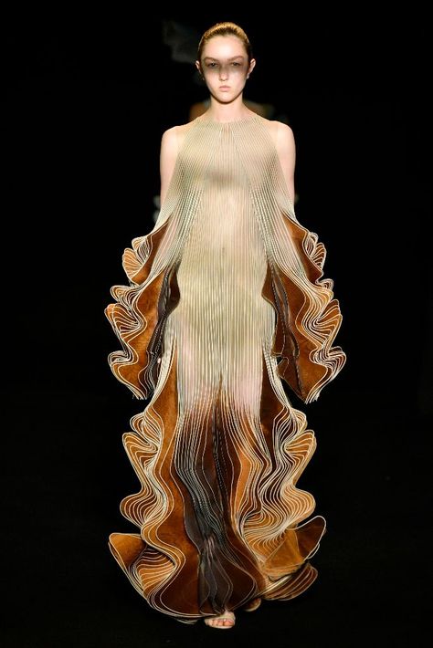 Fall 2018 Iris Van Harpen’s Haute Couture Show Will Blow Your Mind – Footwear News Iris Van Herpen Couture, Iris Van Herpen, Fantasy Gowns, Futuristic Fashion, Couture Week, Fashion Design Sketches, In Flight, Fall 2018, Couture Collection