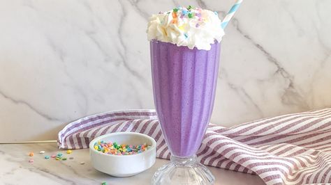 If you enjoy keeping up with trends, then you'll definitely want to whip up one of these DIY deluxe Grimace milkshakes. Grimace Shake Recipe, Mcdonalds Shakes, Mcdonalds Milkshake, Ww Green Plan, Grimace Shake, Cute Cooking, Pimento Cheese Recipes, Blueberry Ice Cream, Clam Recipes